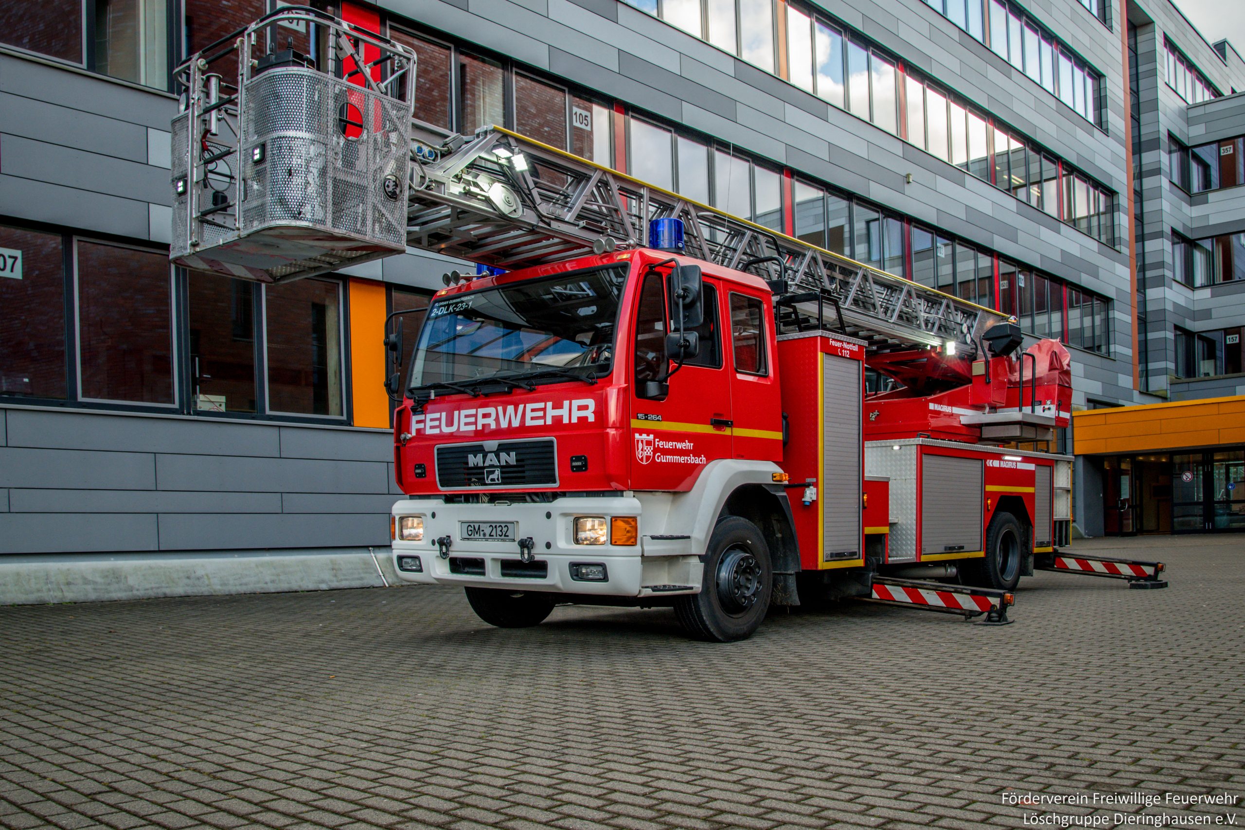 Drehleiter mit Korb
